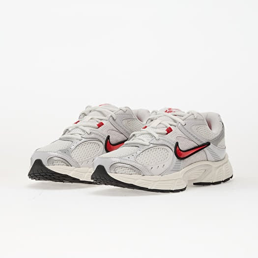 NIKE V5 RNR
Summit White/ Fire Red-Platinum Tint