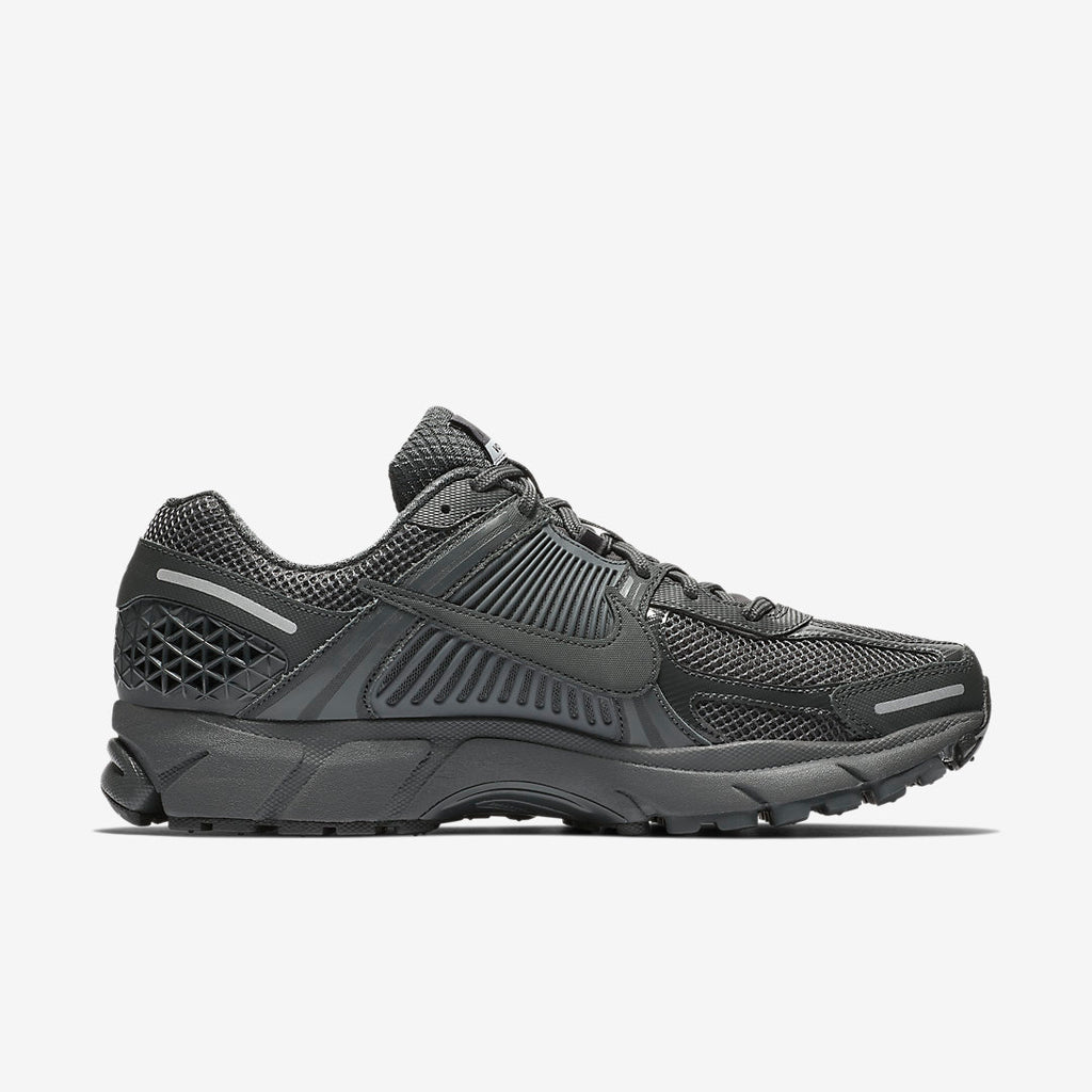 NIKE Zoom Vomero 5.  Black-Out