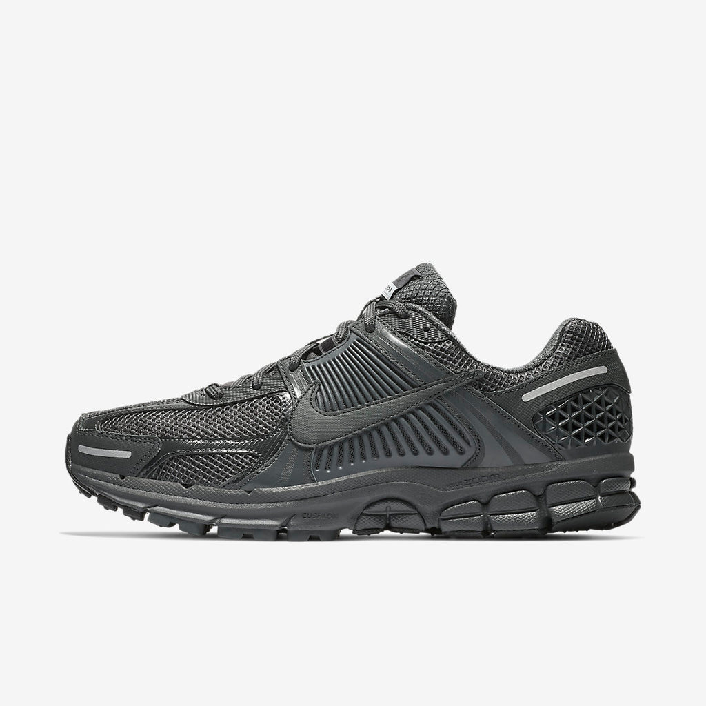 NIKE Zoom Vomero 5.  Black-Out