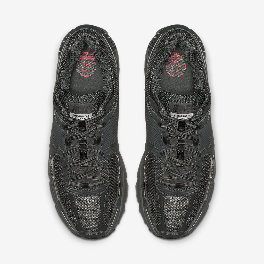 NIKE Zoom Vomero 5.  Black-Out